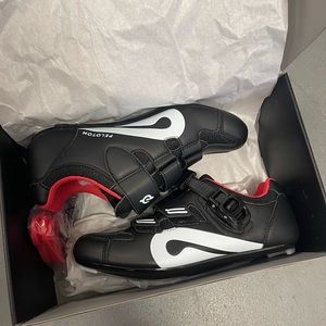 Peloton cycling shoes NEW 38-women 7